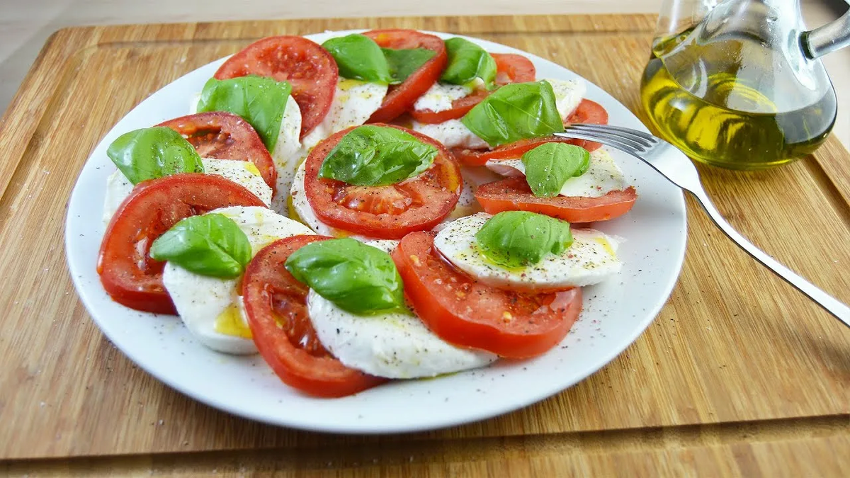 Салат из помидоров, яиц и сыра